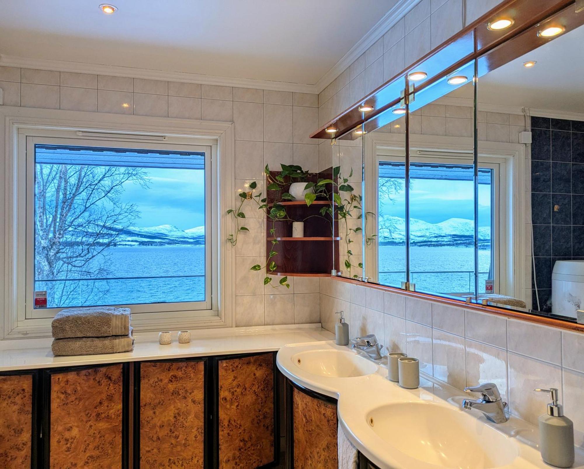 Hus Med Egen Strandlinje Tromso Ngoại thất bức ảnh