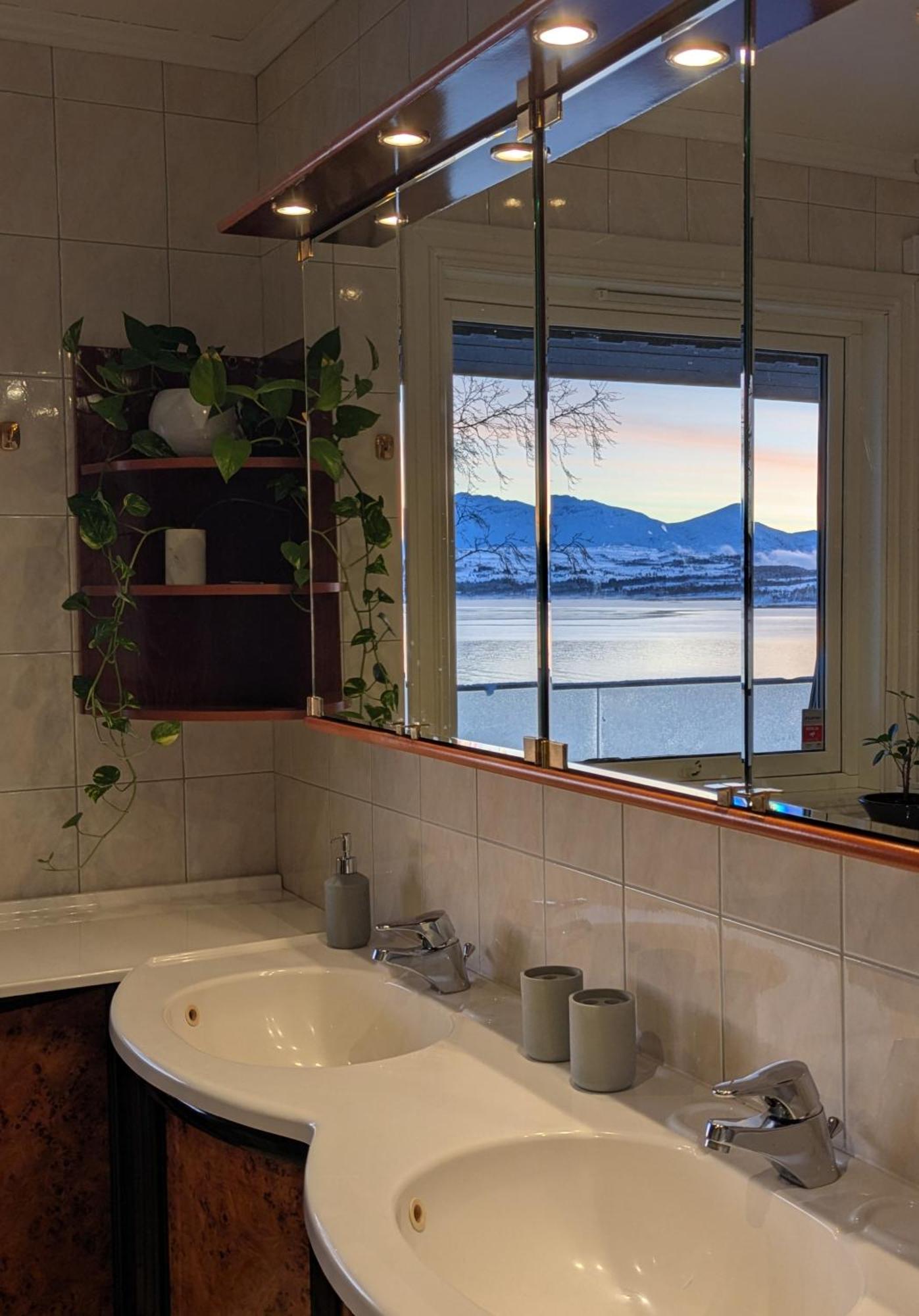 Hus Med Egen Strandlinje Tromso Ngoại thất bức ảnh